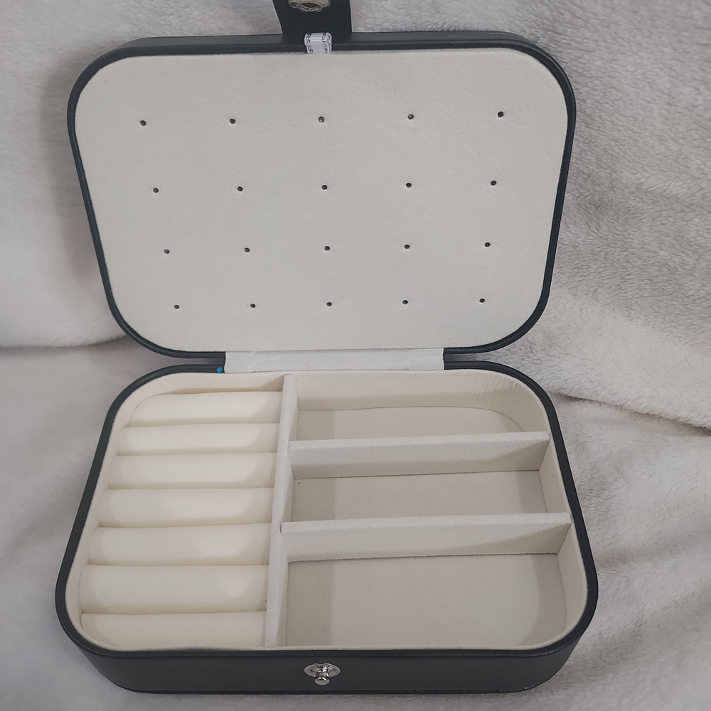 Source Unknown Black and Cream Jewelry Organizer